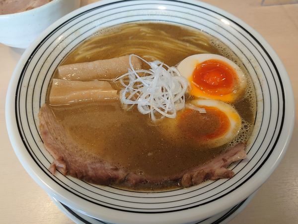 「煮干しらぁめん 味玉入り」@煮干しらぁめん 猫トラ亭の写真