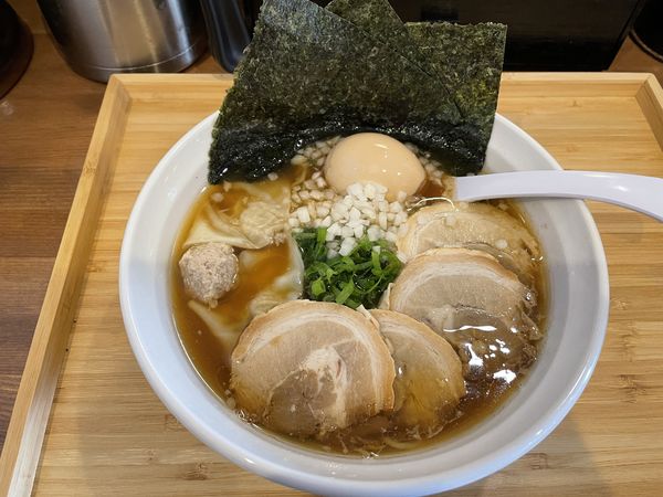 「淡麗醤油ラーメン特製1100円」@らぁめん 麺彩家の写真