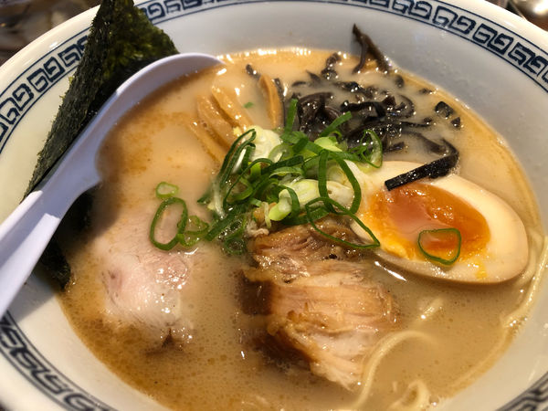 「まる特ラーメン」@熊本ラーメン ひごもんず 西荻窪店の写真