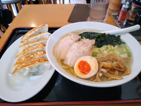 「しおラーメン+餃子 (Cセット) 935円」@二代目三宝軒の写真