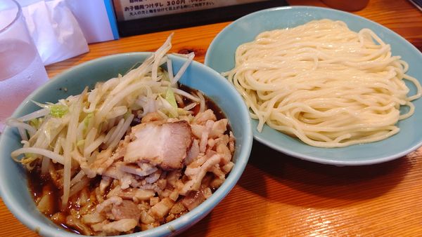「チャーシュー入り＋野菜１０００円」@つけそば屋 麺楽の写真