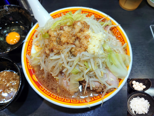 「ラーメン(豚2枚・半玉子)+うずらの玉子」@えどもんどの写真
