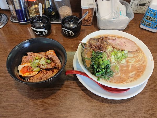 「豚骨ラーメン チャーシュー丼」@うまいヨ ゆうちゃんラーメンの写真