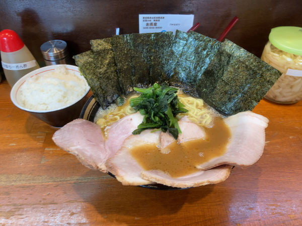 「チャーシュー麺中盛り　海苔　ライス」@末廣家の写真