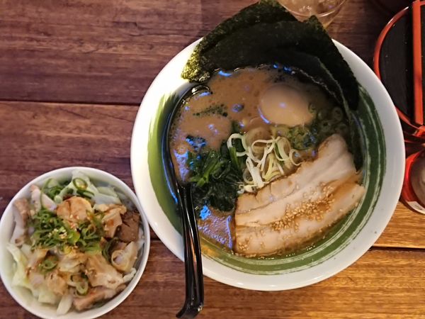 「半熟煮卵らーめん＋キャベチャー」@横浜家系らーめん 笑の家 鶴屋町店の写真