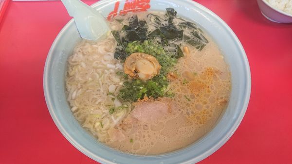 「ホタテ塩とんこつラーメン 中盛   1020円」@ラーメン山岡家 石岡店の写真