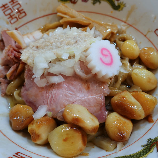 「油そば 850円 + ローストにんにく 100円」@MENクライの写真