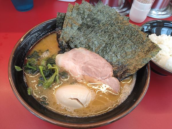 「ラーメン並　のり7枚　半熟味玉　サービスライス」@横浜ラーメン 相馬家の写真