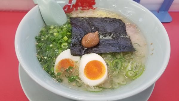 「朝ラーメン　ネギ、味玉トッピング」@山岡家 松本店の写真