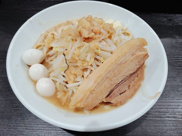 「ラーメン 中 + うずらのたまご」@ラーメンフクロウの写真