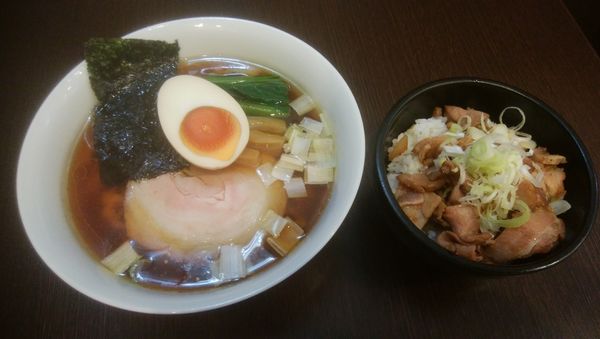 「醤油ラーメン　チャーシューごはん」@とものもとの写真
