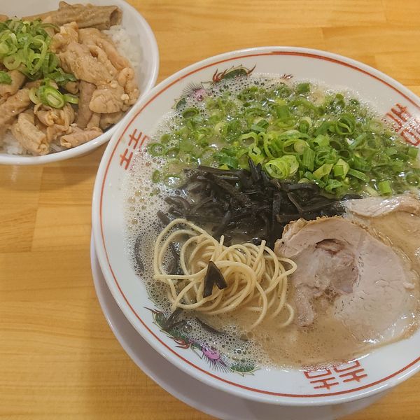 「豚骨らーめん700円、もつ煮ごはん300円、替玉100円」@てっちゃんの写真