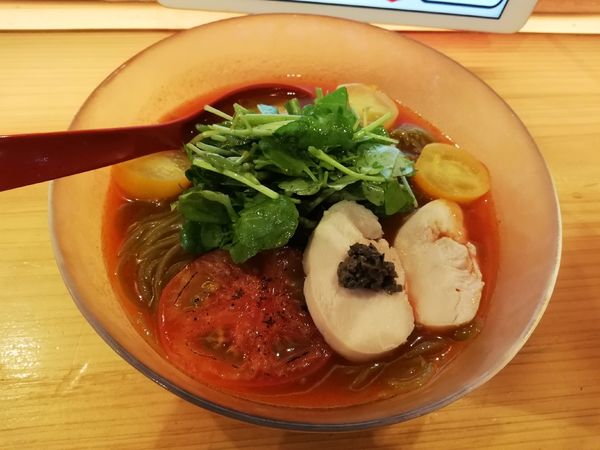 「彩りトマトの 冷しモリンガ麺」@焼きあご塩らー麺  たかはし 歌舞伎町店の写真