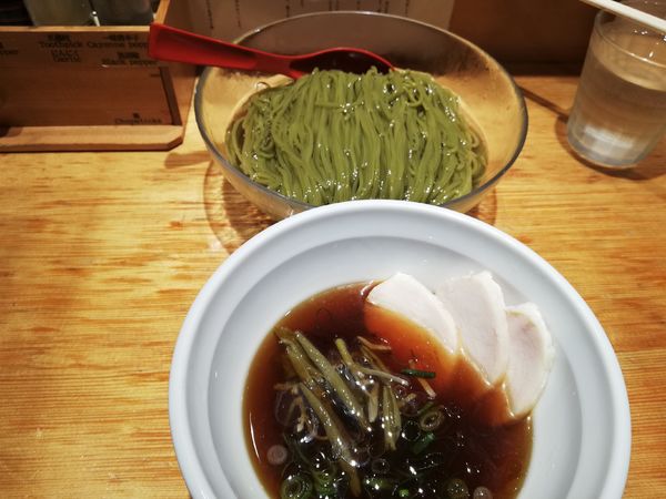「じゅんさいの 冷たいモリンガつけ麺」@焼きあご塩らー麺 たかはし 新宿本店の写真