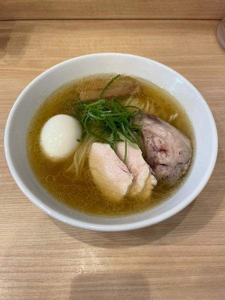 「白醤油らぁ麺　味玉」@らぁ麺 麦造の写真