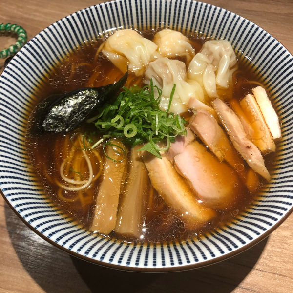 「黒旨にこにこワンタン麺大盛り　切り落としチャーシュー」@中華soba いそべの写真