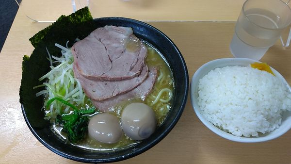 「得々ラーメン+ライス+味玉」@横浜家系  一二三家の写真