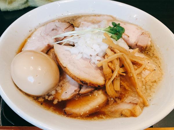 「燻製胡椒と背脂豚清湯そば」@つけ麺 中華そば アンタイNOODLESの写真