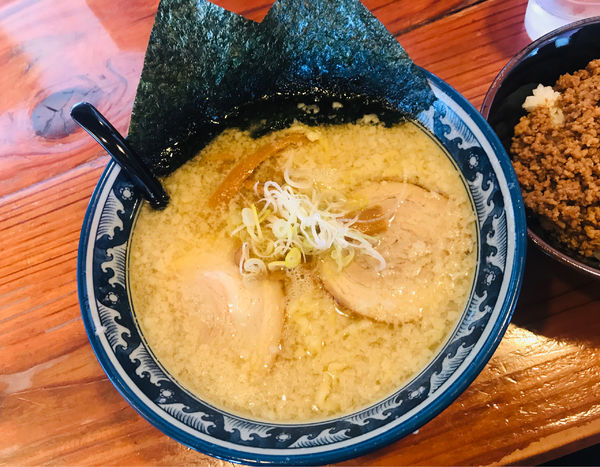 「蔵特製ラーメン(こってり・太麺)＋ひき肉半ごはん」@らーめん 蔵の写真