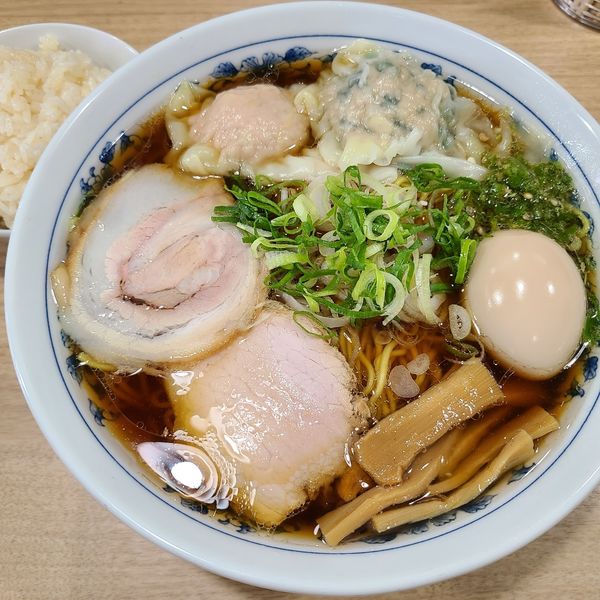 「ラーメン三段、ワンタン」@覆めん 花木の写真