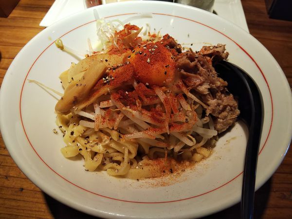 「汁なし豚らーめん　＋特製辛粉：無料」@豚のさんぽ 大町駅前店の写真