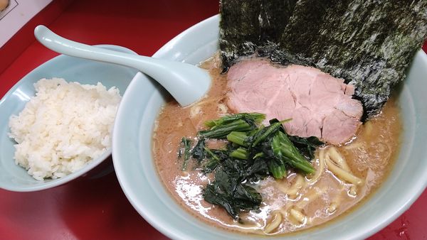 「朝ラーメン、無料ライス」@横浜家系ラーメン 武蔵家 千歳烏山店の写真