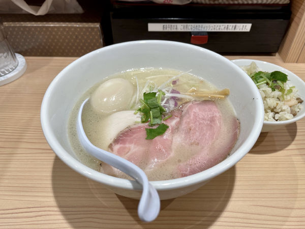 「味玉中華そば 塩 ＋ あさりの混ぜご飯（小）」@貝出汁中華そば くらむの写真