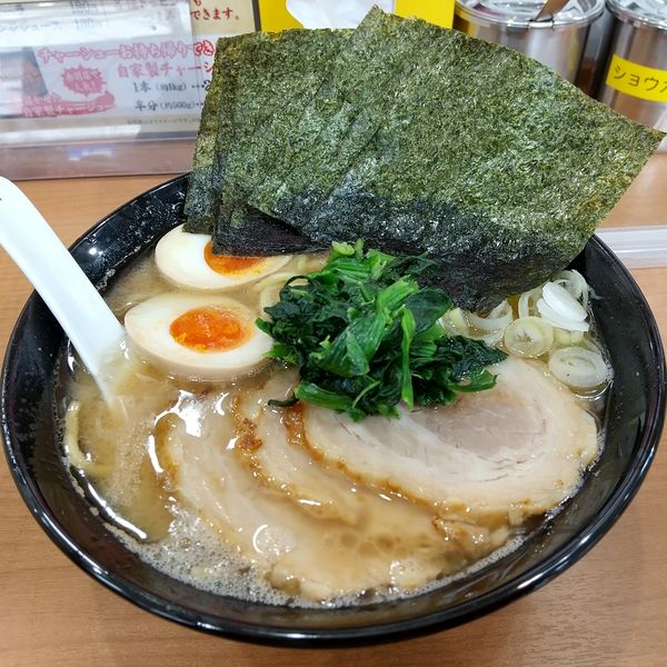「粋得豚骨醤油らーめん太麺 鶏油多め」@綾瀬らーめん 粋の写真