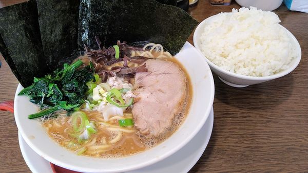 「ラーメン(麺硬め・味濃いめ)＋海苔･ライス大」@うまいヨ ゆうちゃんラーメンの写真