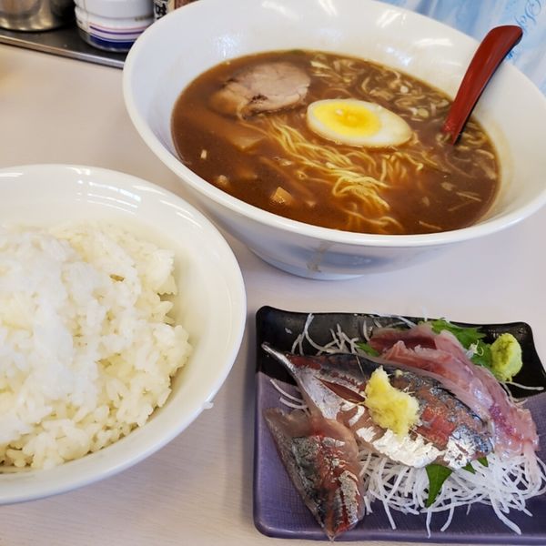 「本日のランチ🅰️黄金アジとイサキ刺身二点盛りライス」@笑顔の写真