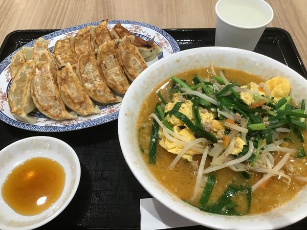 「期間限定、ニラ玉ラーメン750円、餃子2人前528円」@餃子の王将 セブンパークアリオ柏店の写真