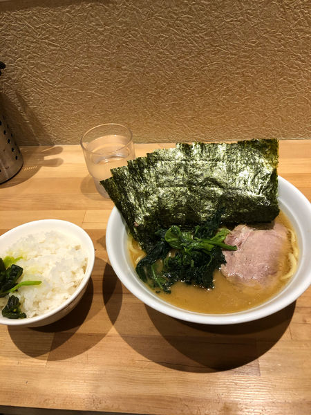 「海苔ラーメン並硬め濃いめ、無料ライス」@横浜家系ラーメン おか家の写真