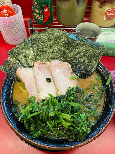 「チャーシューメン3枚中盛　海苔　青菜　固め多め」@柏 王道家の写真