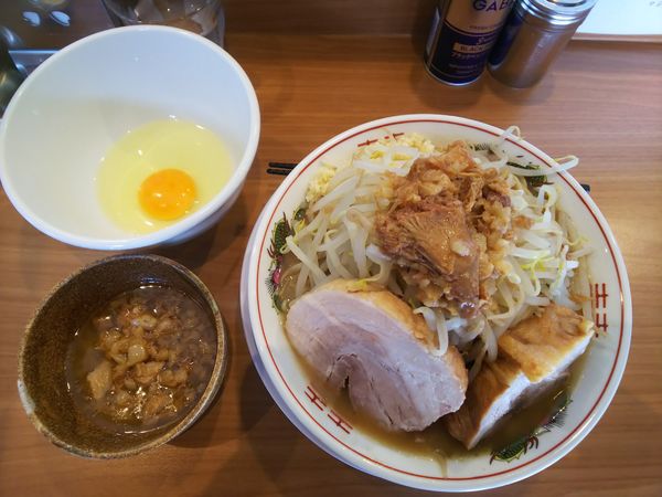 「小らーめん＋豚かすアブラ(＋50円)生たまご(＋50円)」@麺処 ほん田 東十条店の写真