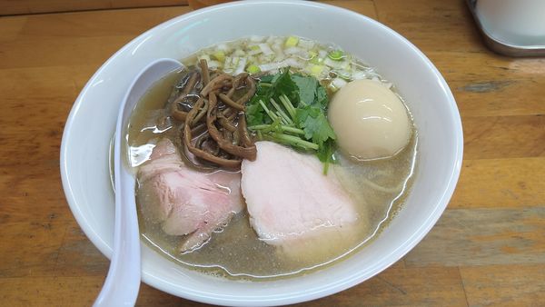 「煮干しが薫る白醤油らーめん¥850+味玉¥100-」@ラーメン いいかおの写真