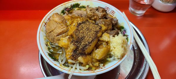 「豚マシラーメン麺少なめ」@麺でる 戸越店の写真