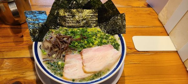 「豚骨ラーメン+ネギトッピング+替玉」@博多長浜らーめん 田中商店の写真