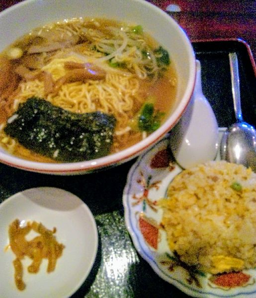「醤油ラーメン半炒飯」@香満楼の写真