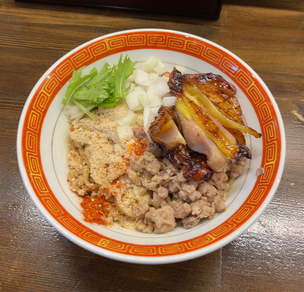 「スモークチキンまぜそば（900円）」@麺や一芯の写真