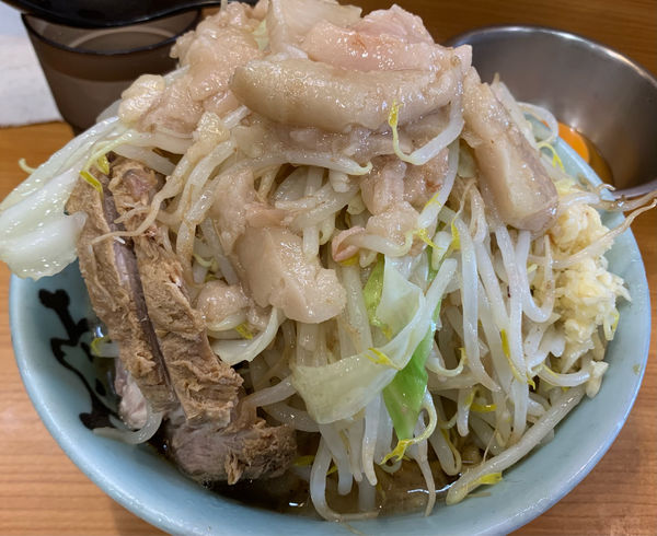 「ドクロ（髑髏）ニンニクヤサイマシアブラマシマシ　生卵」@ラーメン二郎 八王子野猿街道店2の写真