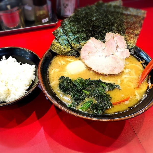 「特選 並 800円」@横浜ラーメン おか本の写真