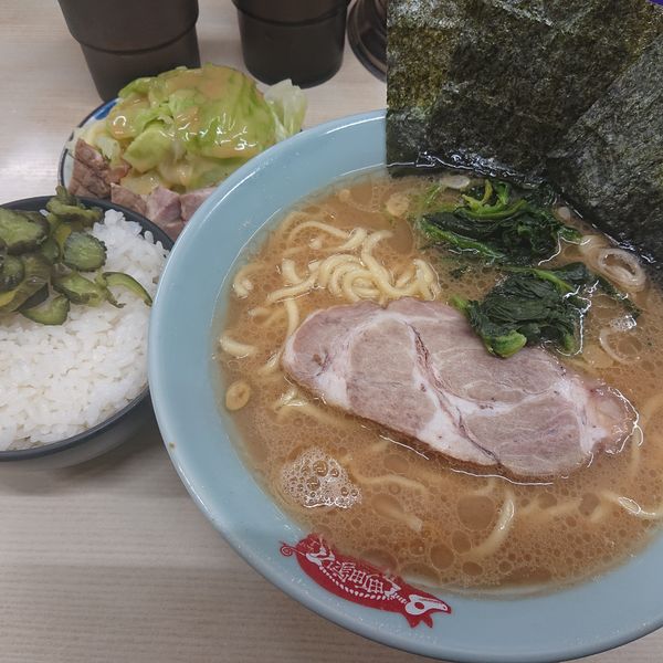 「ラーメン(並)740円、半ライス80円、キャベチャー100円」@横浜ラーメン 町田家 町田本店の写真