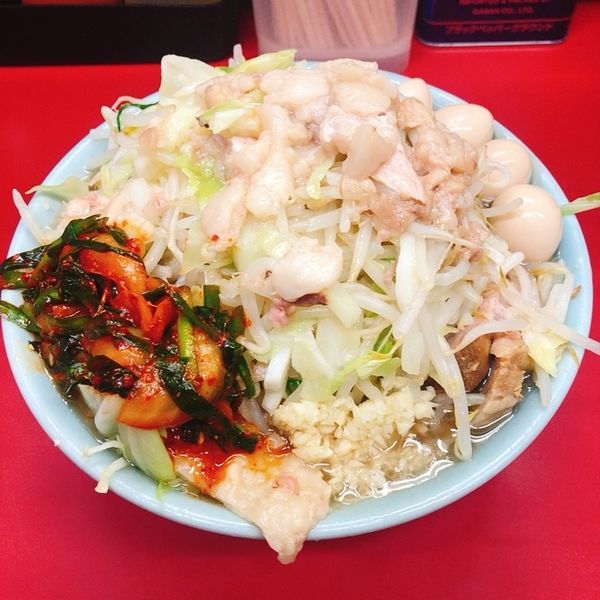 「小ラーメン+ピリ辛ニラダレ+うずら+生卵」@ラーメン二郎 中山駅前店の写真