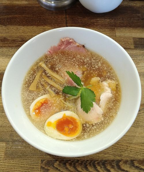 「病みつき中華そば(半玉子入) 830円＋燻製玉子(1/2)70円」@麺屋 一八の写真