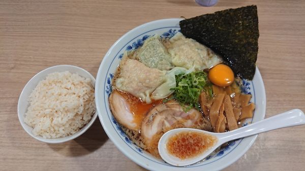 「背脂正油ラーメン＋ワンタン３個＋出汁炊きご飯」@覆めん 花木の写真