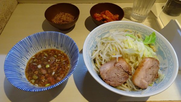 「つけめん（900円）＋キムチ（100円）＋かつお削り」@らーめん 陸 尾山台店の写真