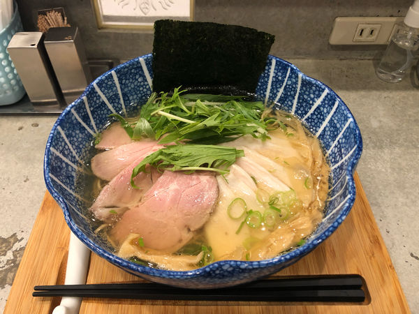 「海香る熟成魚介塩ラーメン+豚と鶏のWチャーシュー」@ラーメンクワトロの写真