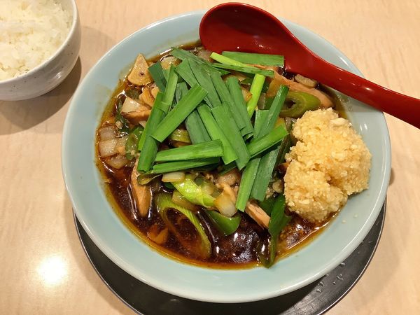 「スタミナラーメン+ニンニクmax+白米+生卵」@食堂 七彩の写真