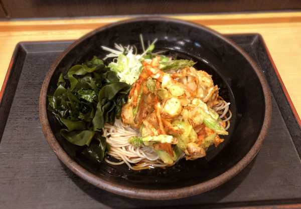 「帆立とアスパラのかきあげそば(580円)+わかめ(クーポン)」@ゆで太郎 錦糸公園前店の写真