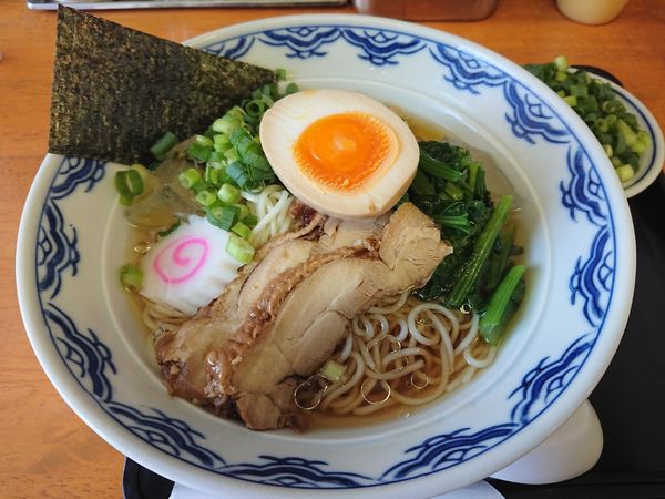 「焼きあご 冷やしらーめん＋青ねぎ」@由丸製麺所の写真